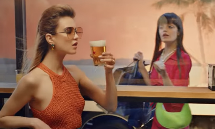 Dame geniet van Heineken Silver